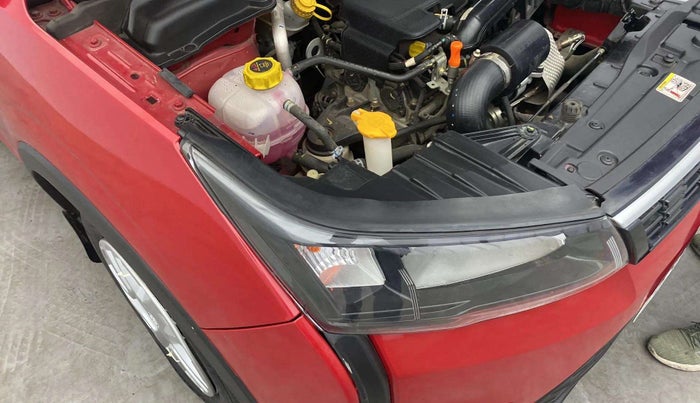 2020 Mahindra XUV300 W4 1.2 PETROL, Petrol, Manual, 34,210 km, Right headlight - Clamp has minor damage