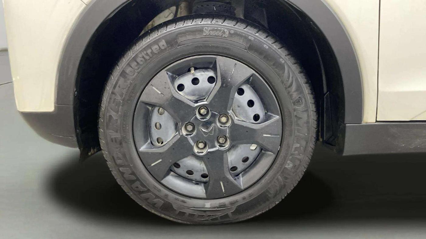 2023 Mahindra XUV300 W6 1.2 PETROL, Petrol, Manual, 18,267 km, Left Front Wheel