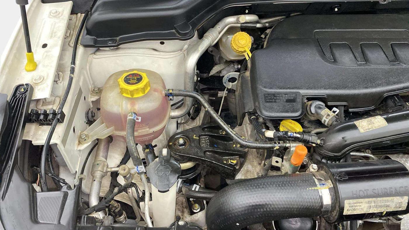 2023 Mahindra XUV300 W6 1.2 PETROL, Petrol, Manual, 18,267 km, Engine View - Right