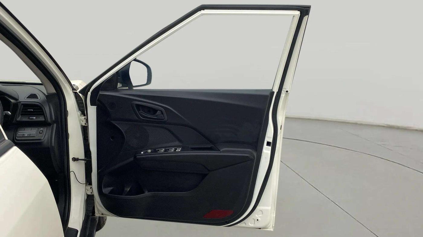 2023 Mahindra XUV300 W6 1.2 PETROL, Petrol, Manual, 18,267 km, RHS Front Door