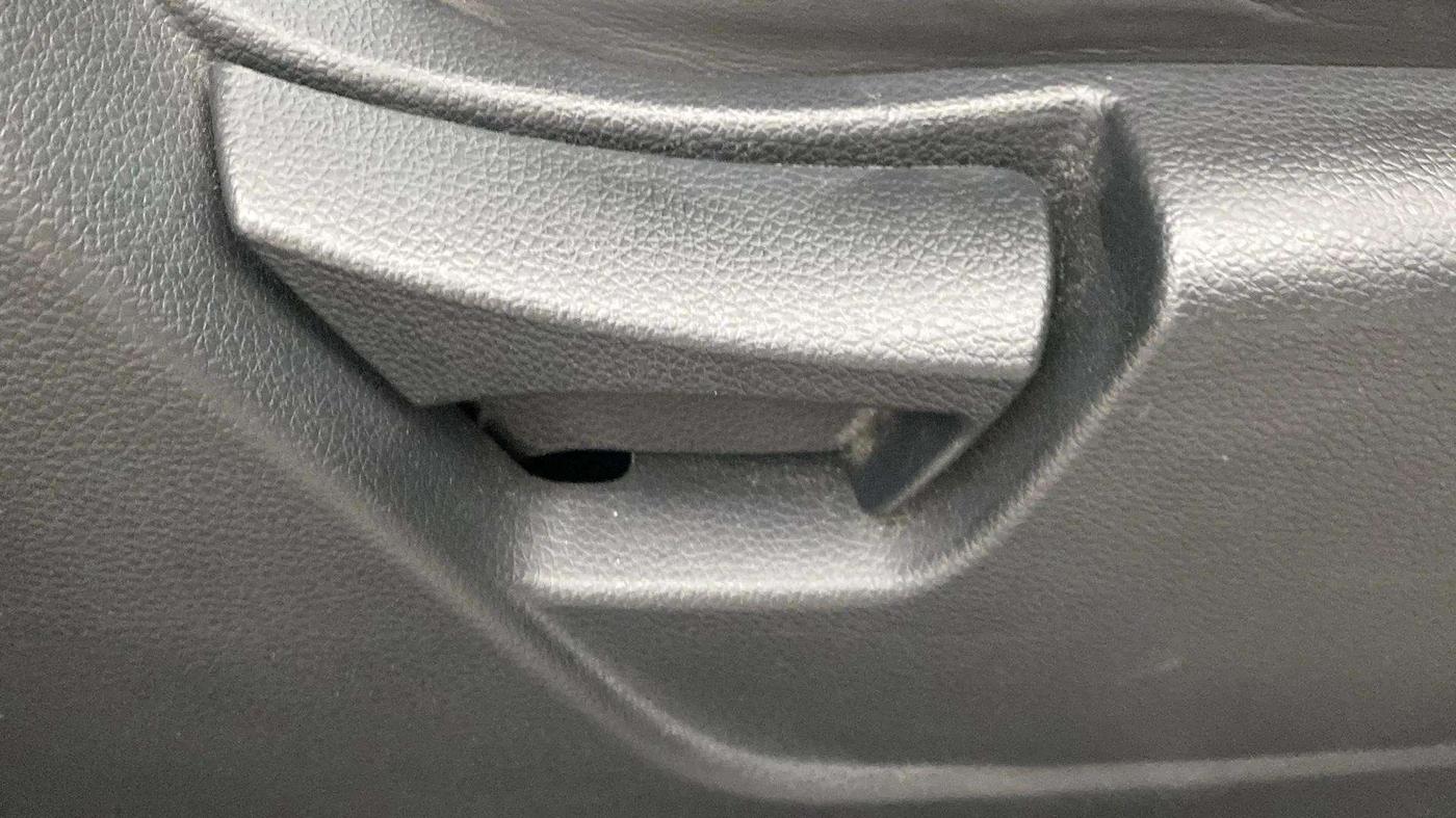 2023 Mahindra XUV300 W6 1.2 PETROL, Petrol, Manual, 18,267 km, Driver Side Adjustment Panel