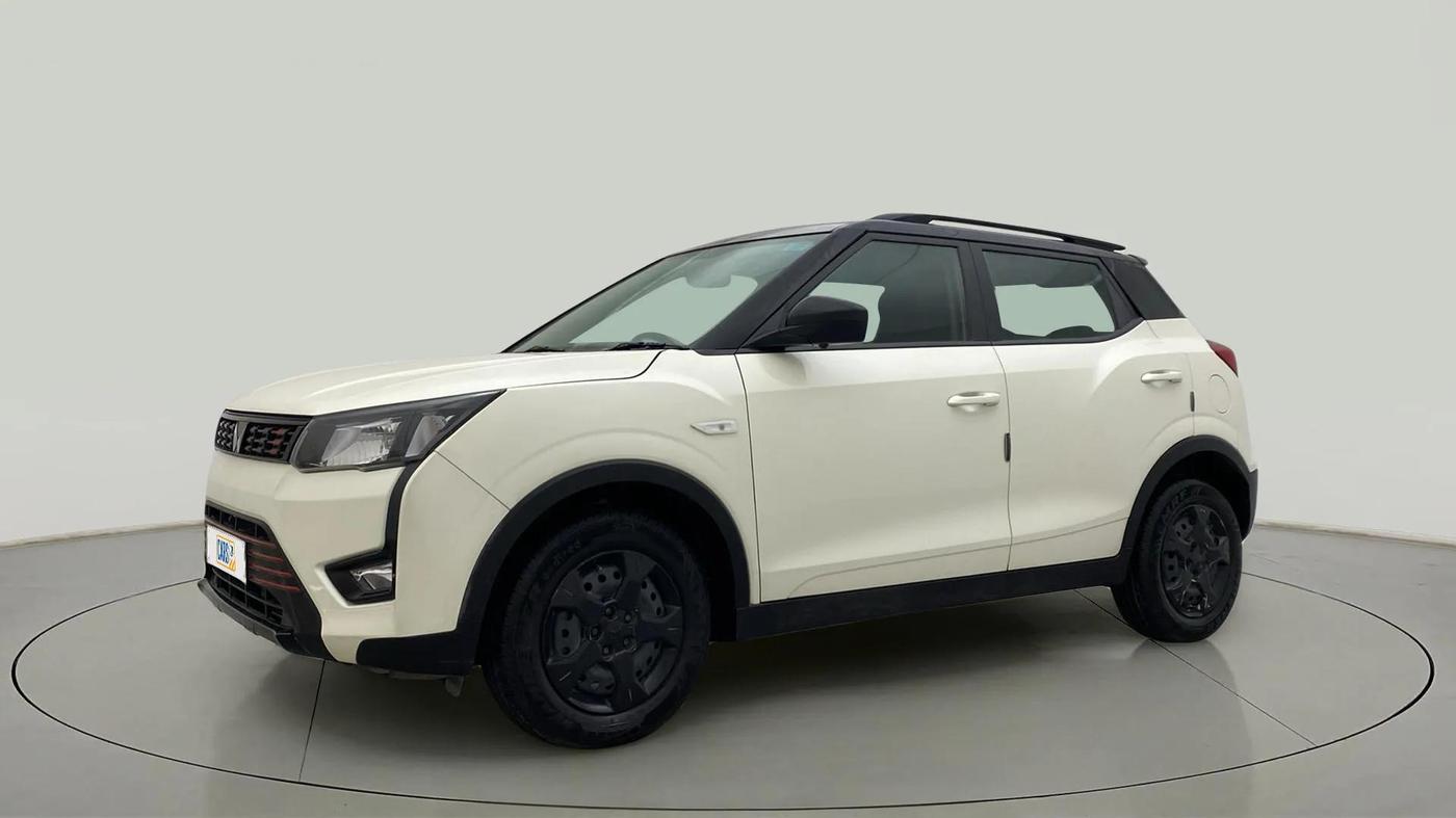 2023 Mahindra XUV300 W6 1.2 PETROL, Petrol, Manual, 18,267 km, Left Front Diagonal
