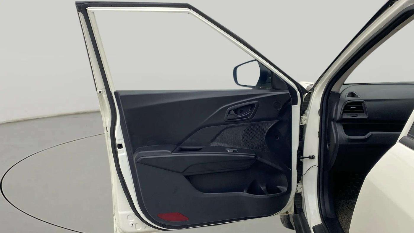 2023 Mahindra XUV300 W6 1.2 PETROL, Petrol, Manual, 18,267 km, LHS Front Door