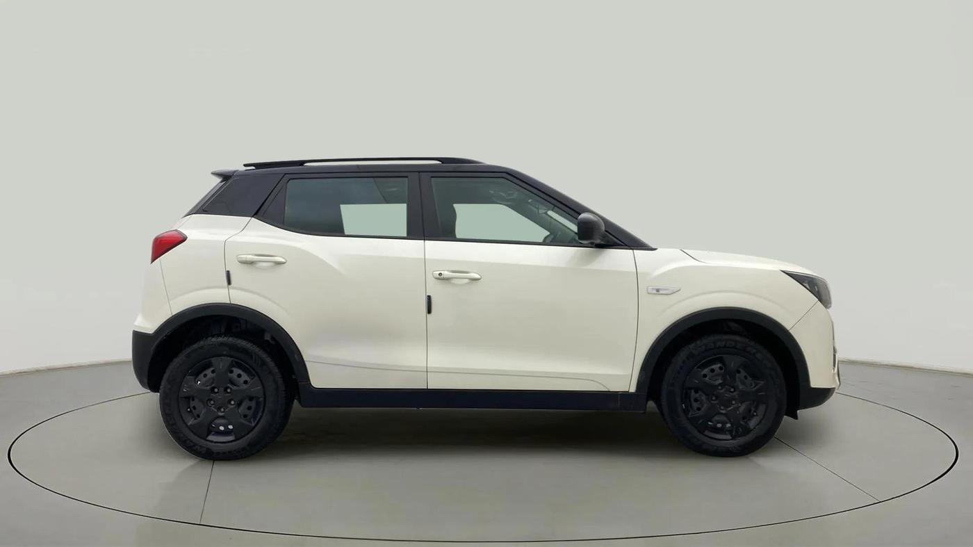 2023 Mahindra XUV300 W6 1.2 PETROL, Petrol, Manual, 18,267 km, Right Side View