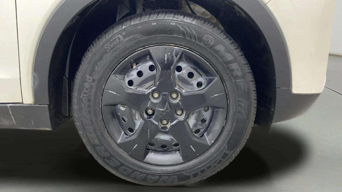 2023 Mahindra XUV300 W6 1.2 PETROL, Petrol, Manual, 18,267 km, Right Front Wheel