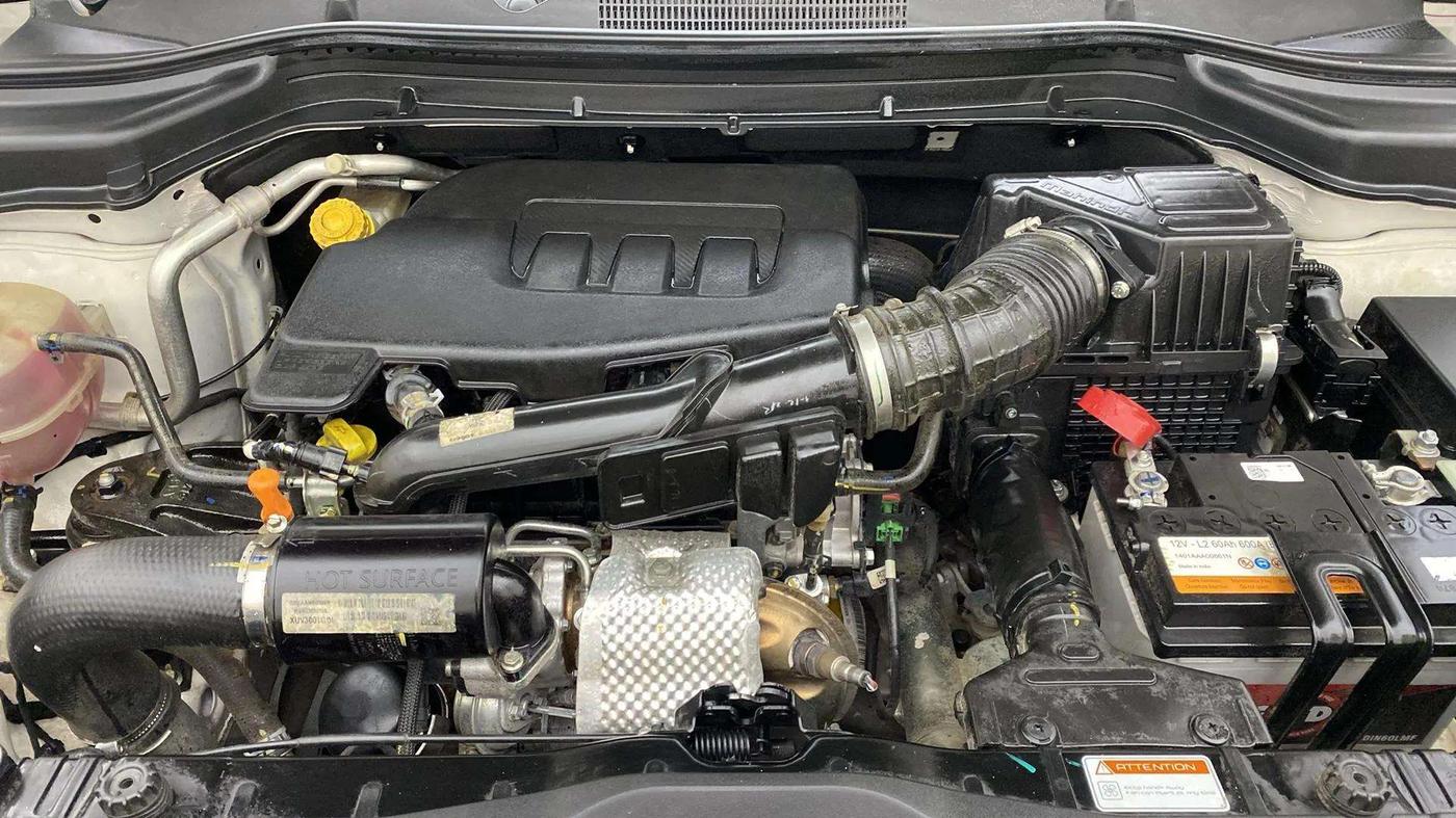 2023 Mahindra XUV300 W6 1.2 PETROL, Petrol, Manual, 18,267 km, Engine View