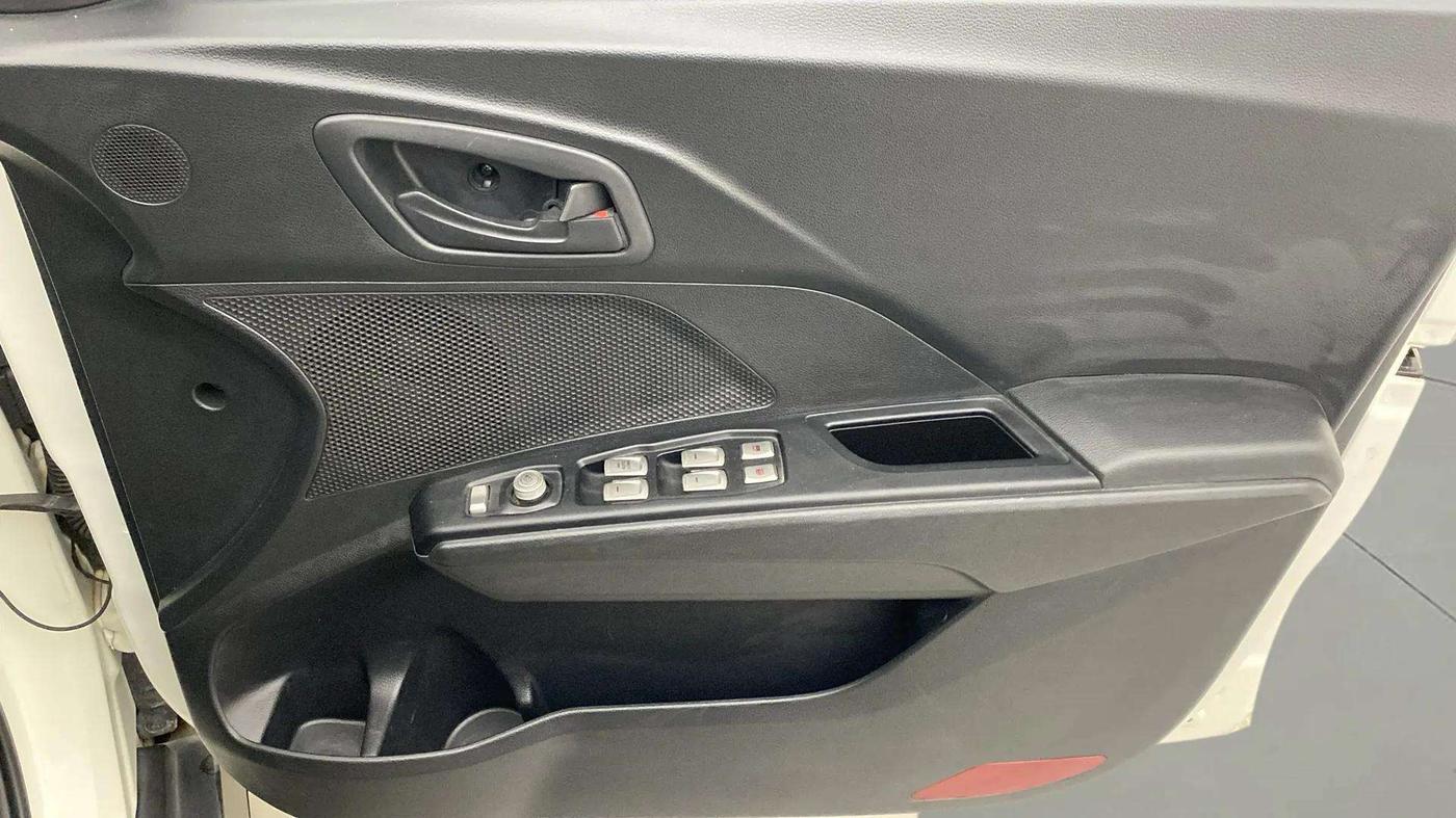 2023 Mahindra XUV300 W6 1.2 PETROL, Petrol, Manual, 18,267 km, Driver Side Door Panels Control