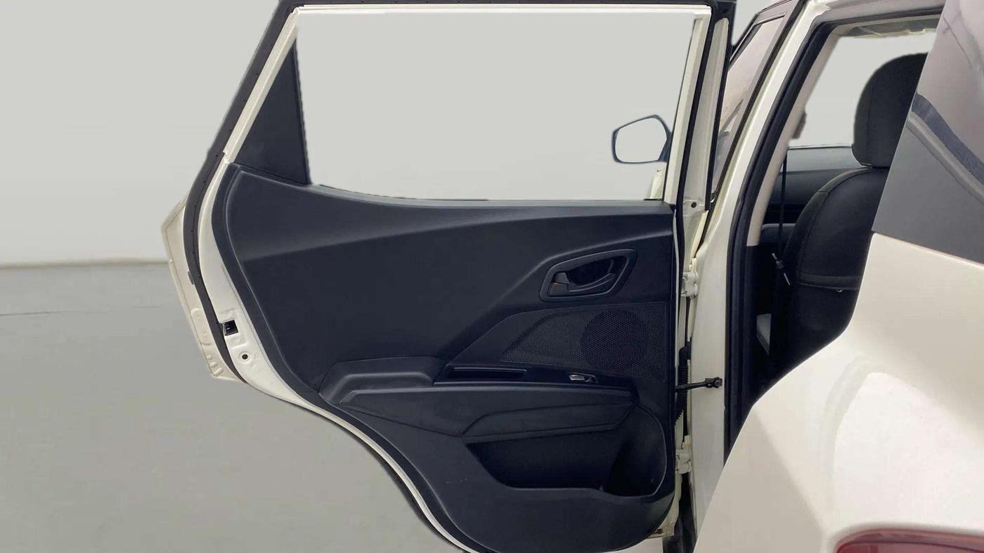 2023 Mahindra XUV300 W6 1.2 PETROL, Petrol, Manual, 18,267 km, LHS Rear Door