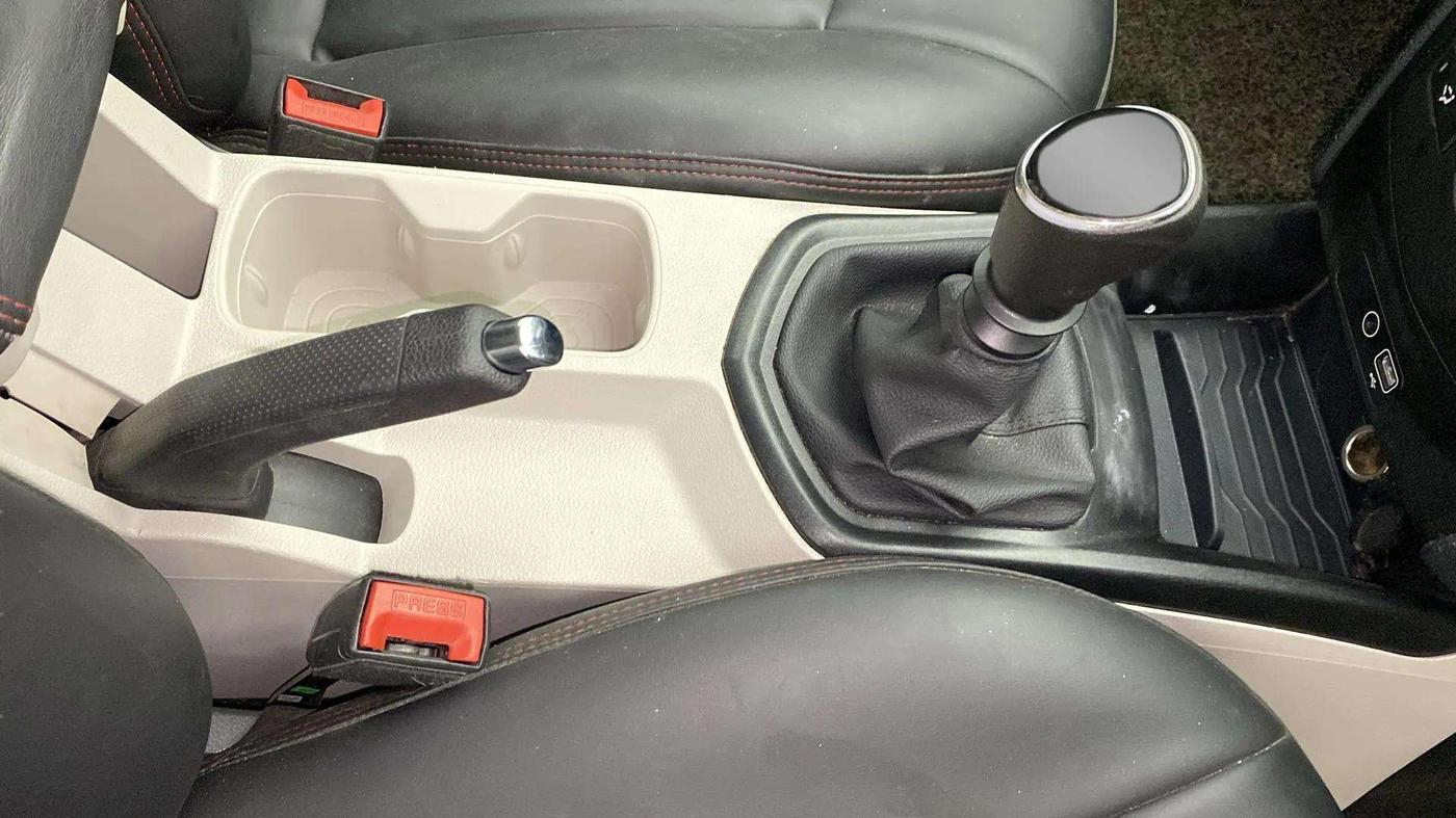 2023 Mahindra XUV300 W6 1.2 PETROL, Petrol, Manual, 18,267 km, Gear Lever