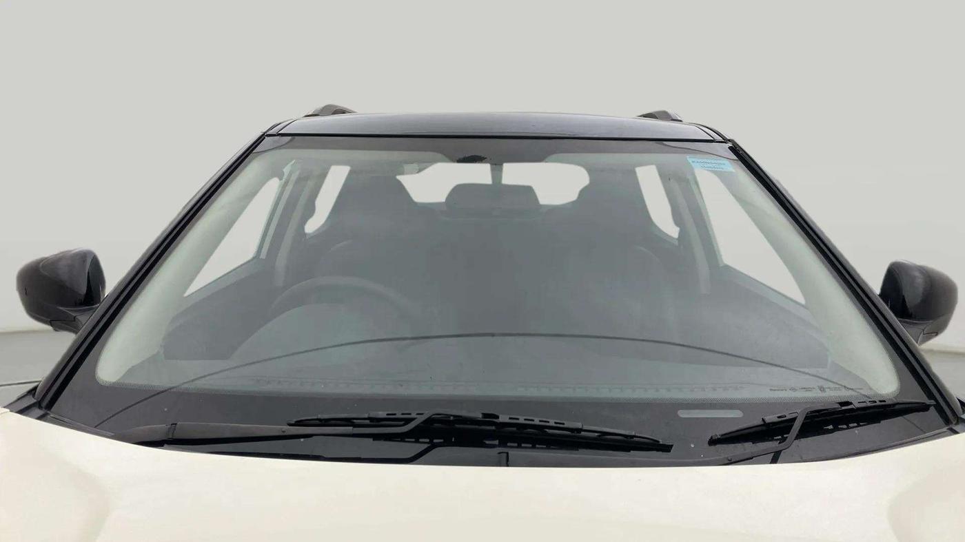 2023 Mahindra XUV300 W6 1.2 PETROL, Petrol, Manual, 18,267 km, Front Windshield