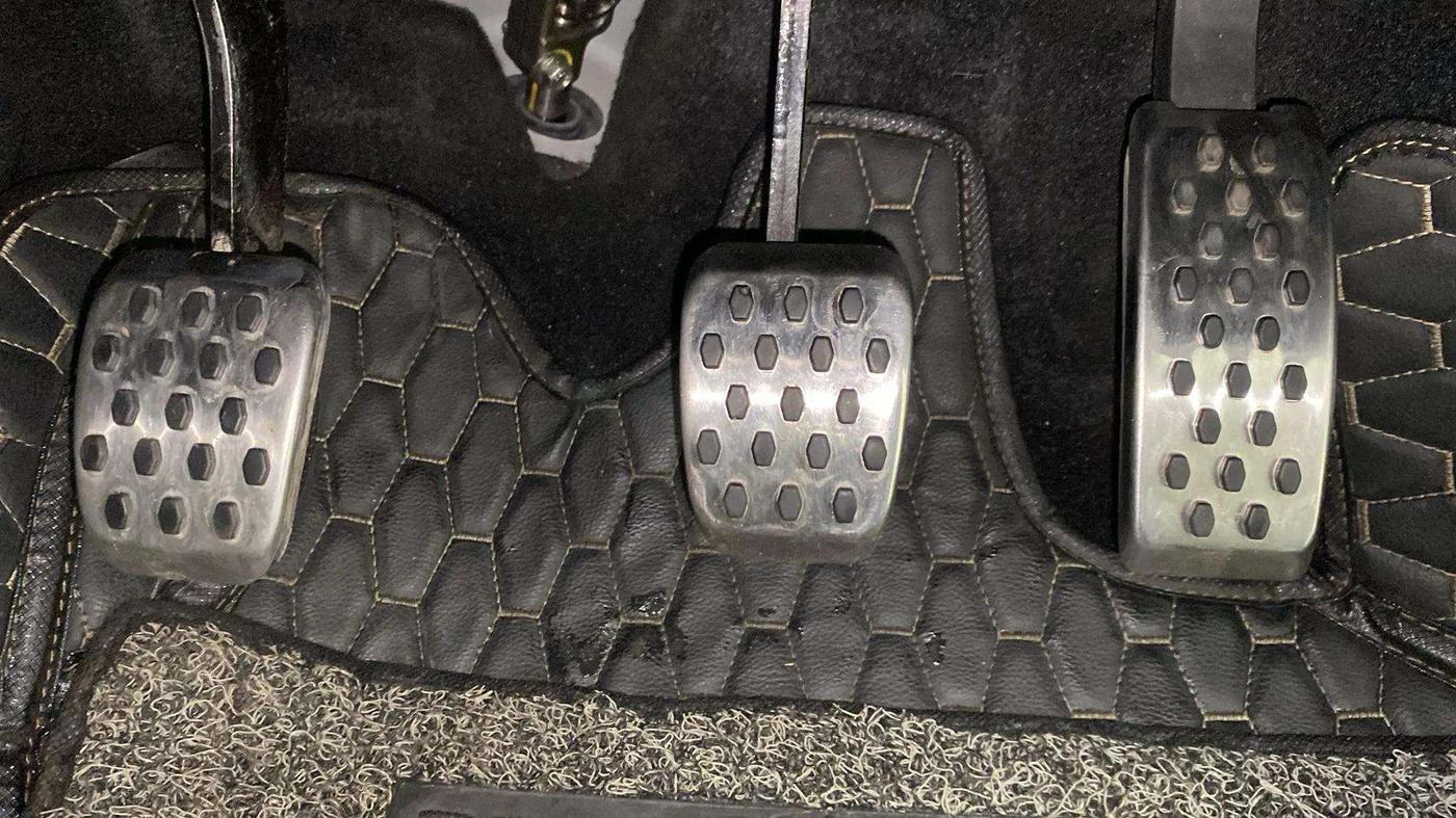 2023 Mahindra XUV300 W6 1.2 PETROL, Petrol, Manual, 18,267 km, Pedals