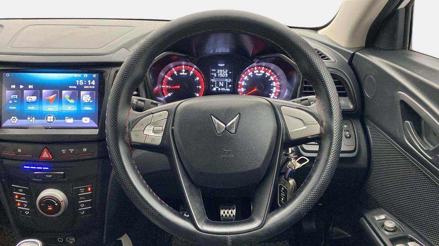2023 Mahindra XUV300 W6 1.2 PETROL, Petrol, Manual, 18,267 km, Steering Wheel Close Up