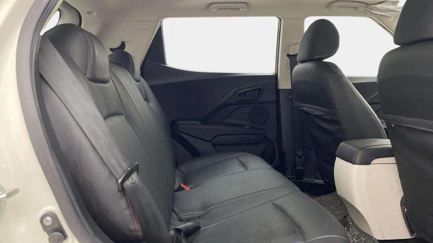 2023 Mahindra XUV300 W6 1.2 PETROL, Petrol, Manual, 18,267 km, Right Side Rear Door Cabin