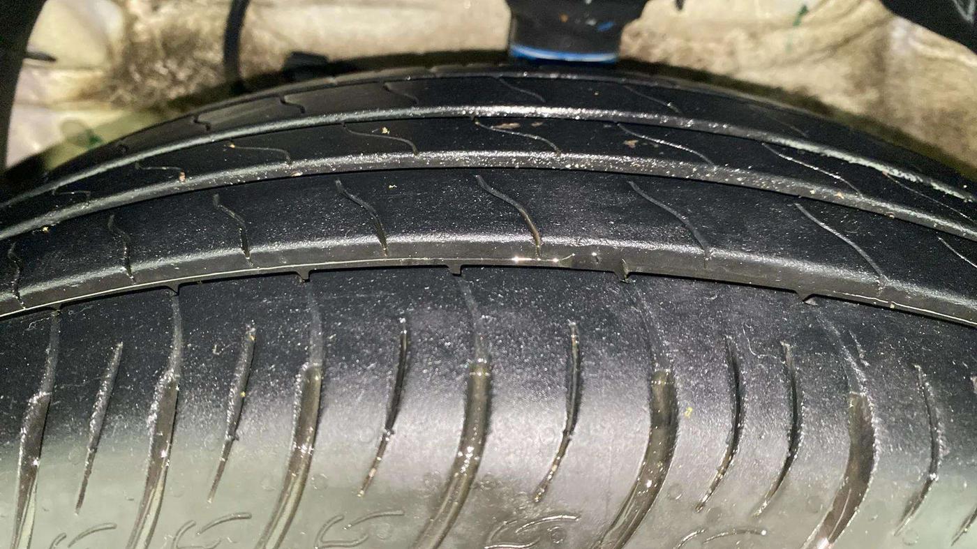 2023 Mahindra XUV300 W6 1.2 PETROL, Petrol, Manual, 18,267 km, Left Front Tyre Tread