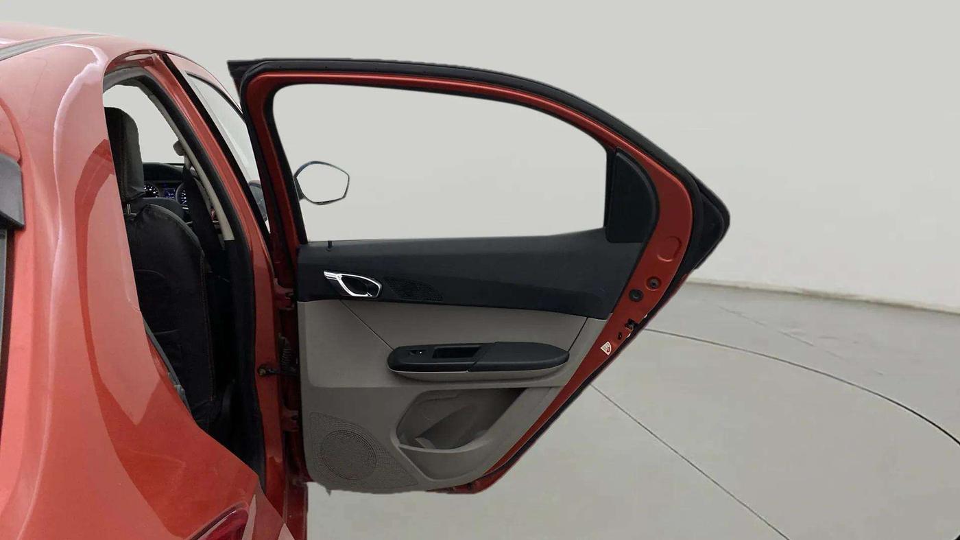 2016 Tata Tiago XZ PETROL, Petrol, Manual, 31,200 km, RHS Rear Door