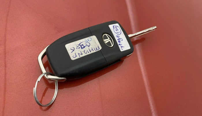 2016 Tata Tiago XZ PETROL, Petrol, Manual, 31,200 km, Key Close Up