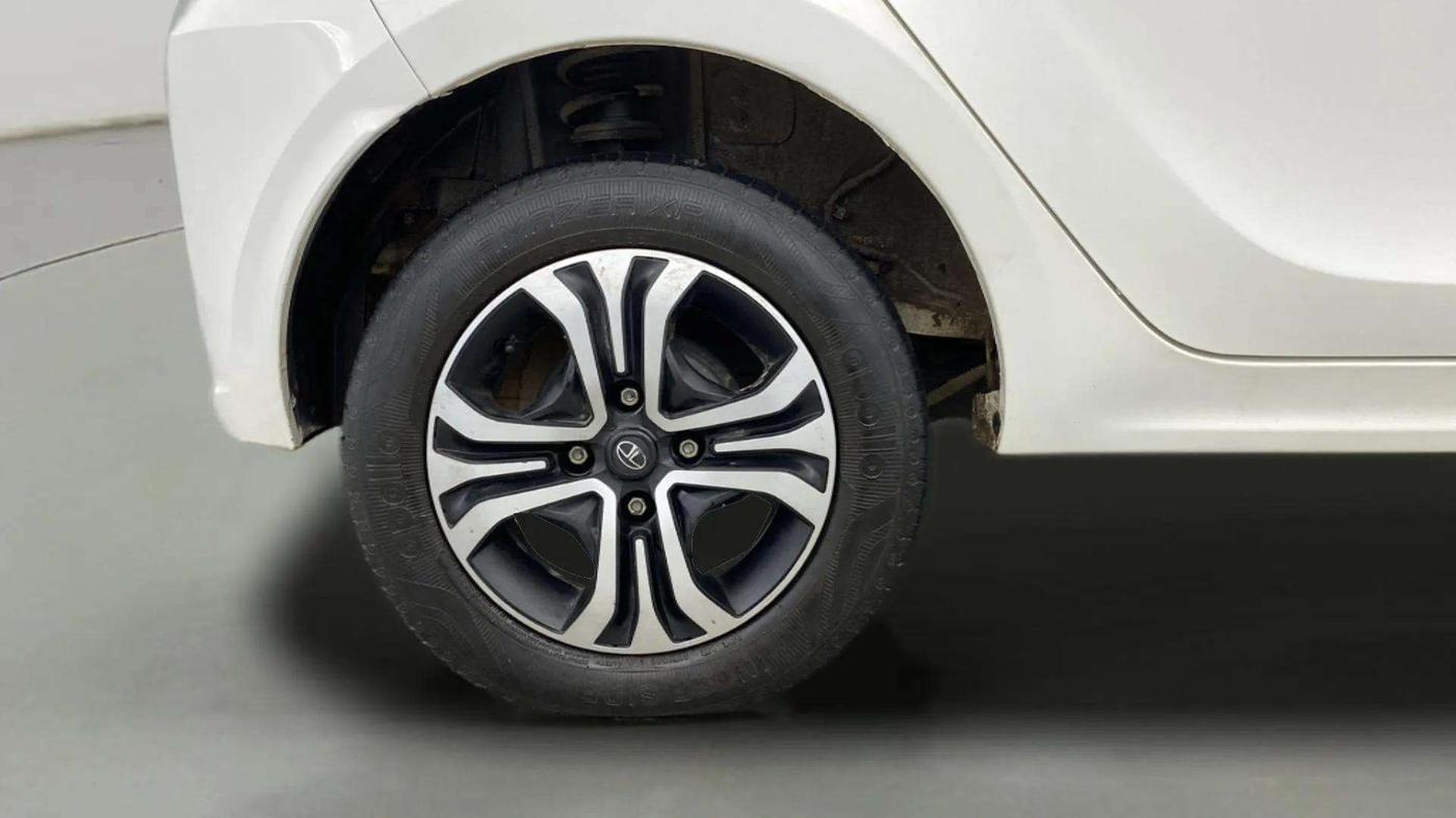 2024 Tata Tiago XTA CNG , CNG, Automatic, 6,485 km, Right Rear Wheel