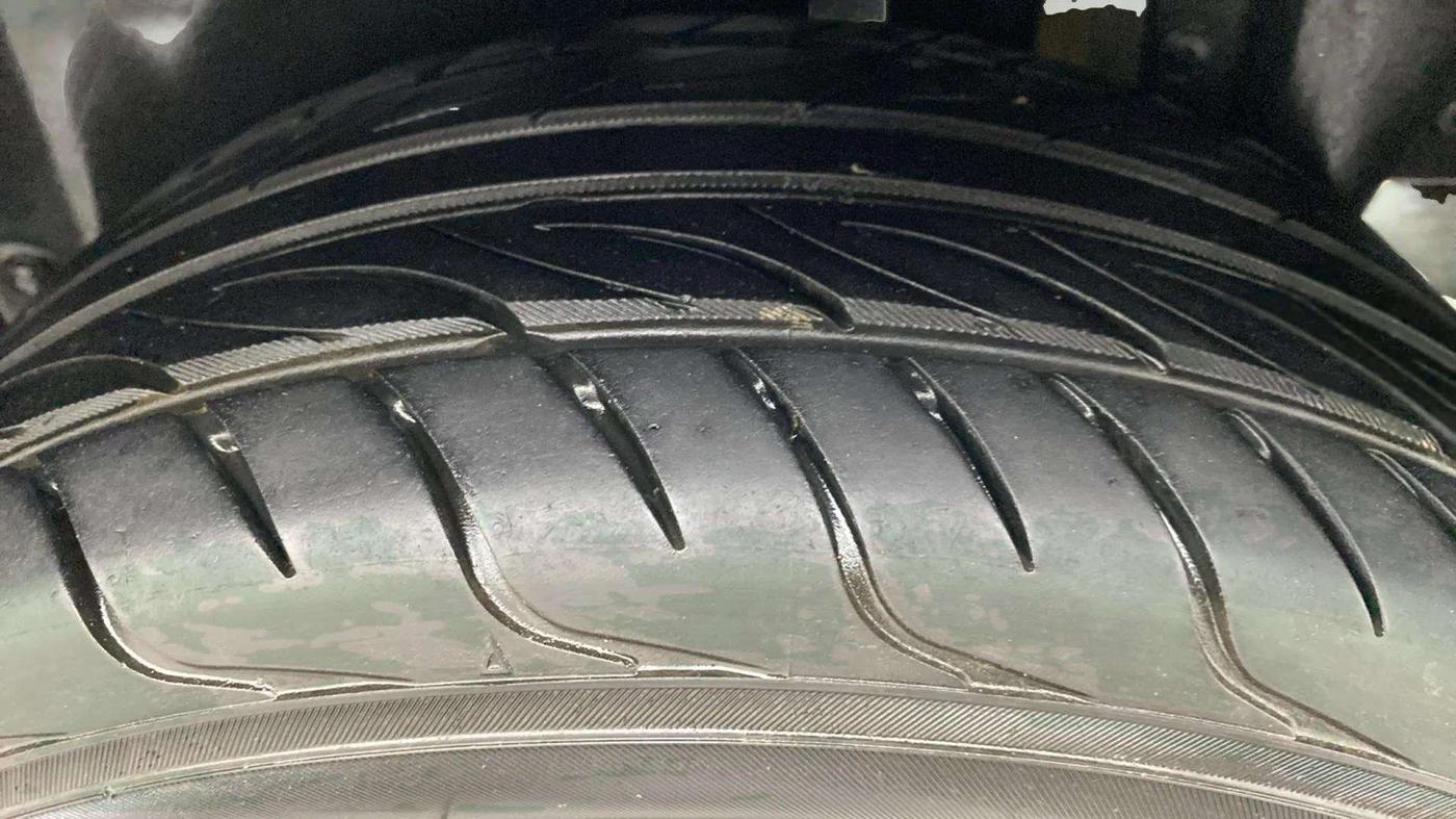 2015 Maruti Swift VXI, Petrol, Manual, 84,909 km, Left Rear Tyre Tread