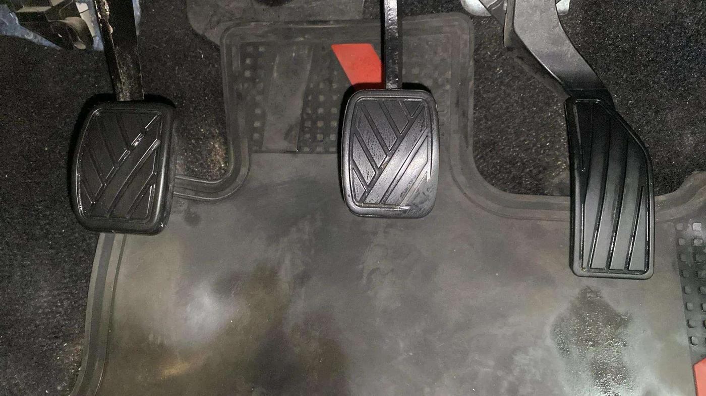 2015 Maruti Swift VXI, Petrol, Manual, 84,909 km, Pedals