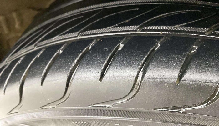 2015 Maruti Swift VXI, Petrol, Manual, 84,909 km, Right Front Tyre Tread