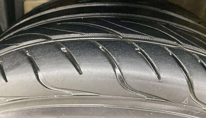 2015 Maruti Swift VXI, Petrol, Manual, 84,909 km, Left Front Tyre Tread