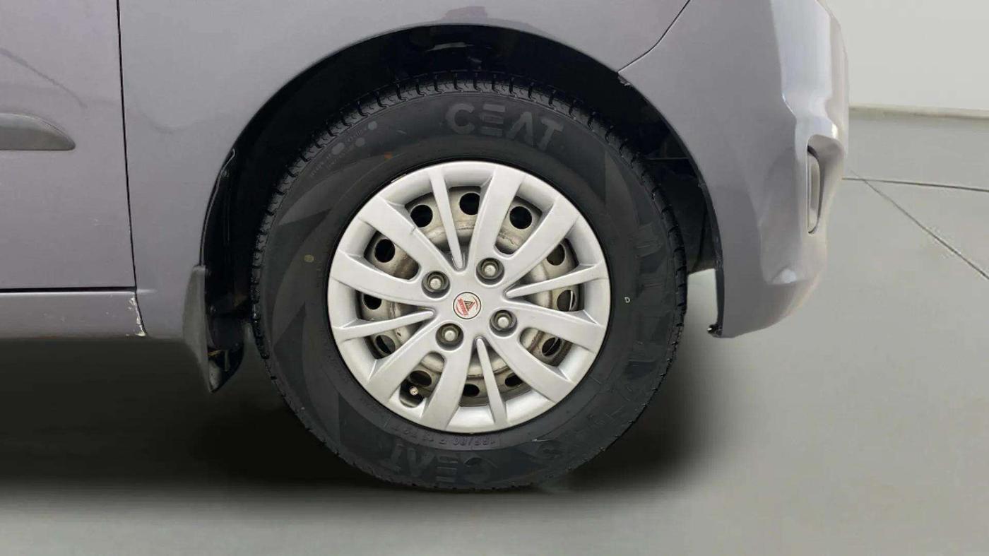 2014 Hyundai i10 MAGNA 1.1, CNG, Manual, 82,935 km, Right Front Wheel