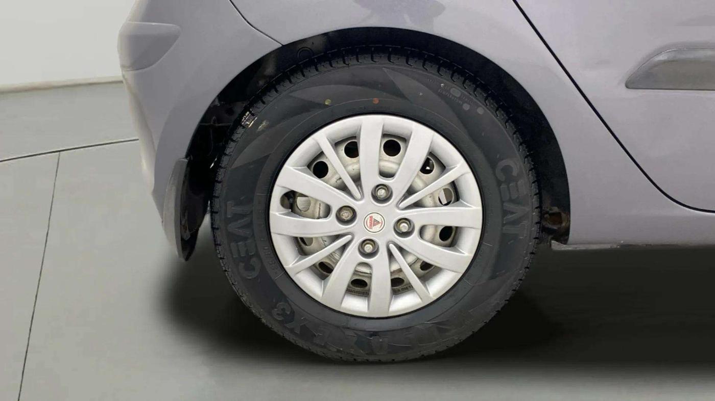 2014 Hyundai i10 MAGNA 1.1, CNG, Manual, 82,935 km, Right Rear Wheel