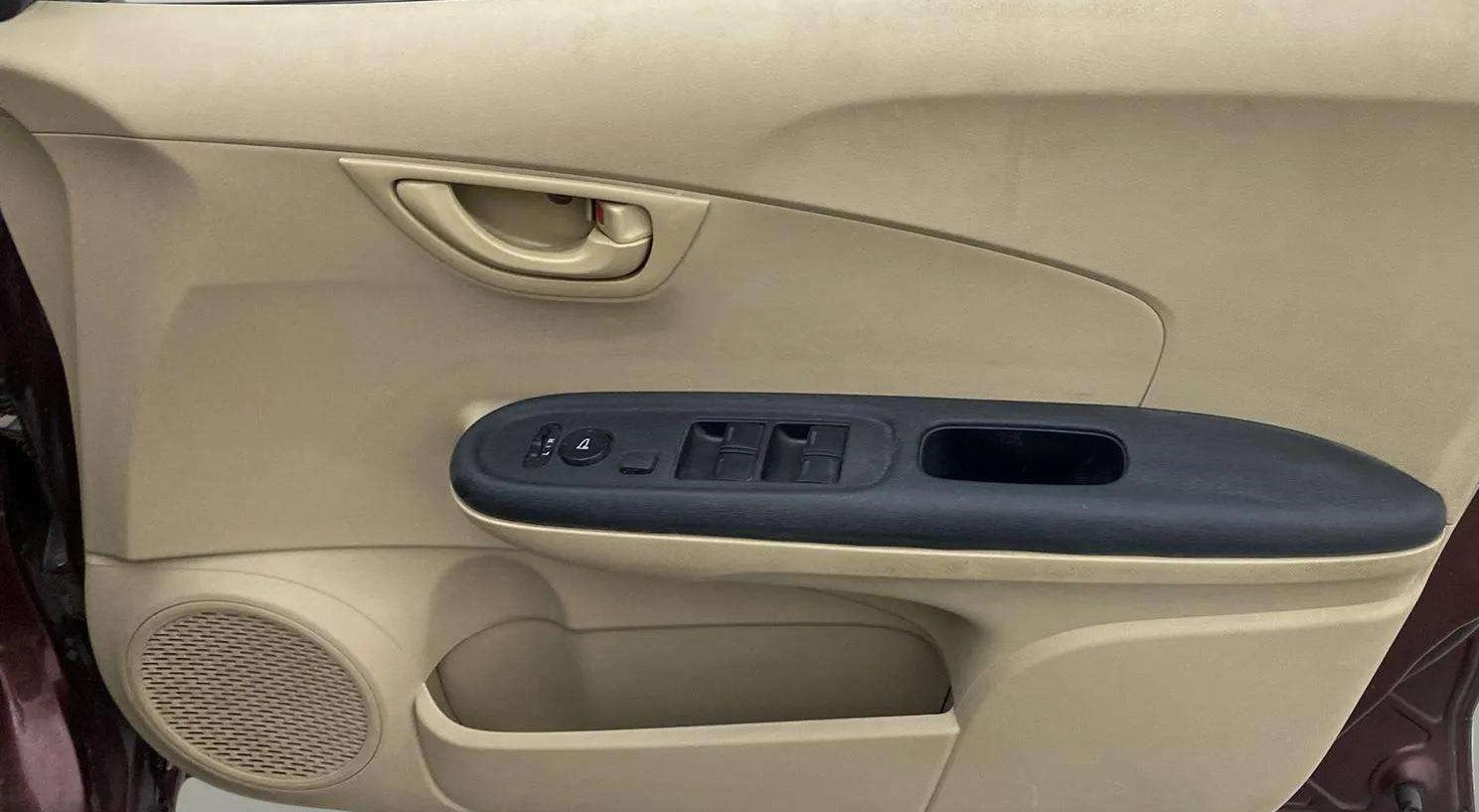Driver-side-door-panel-control-39