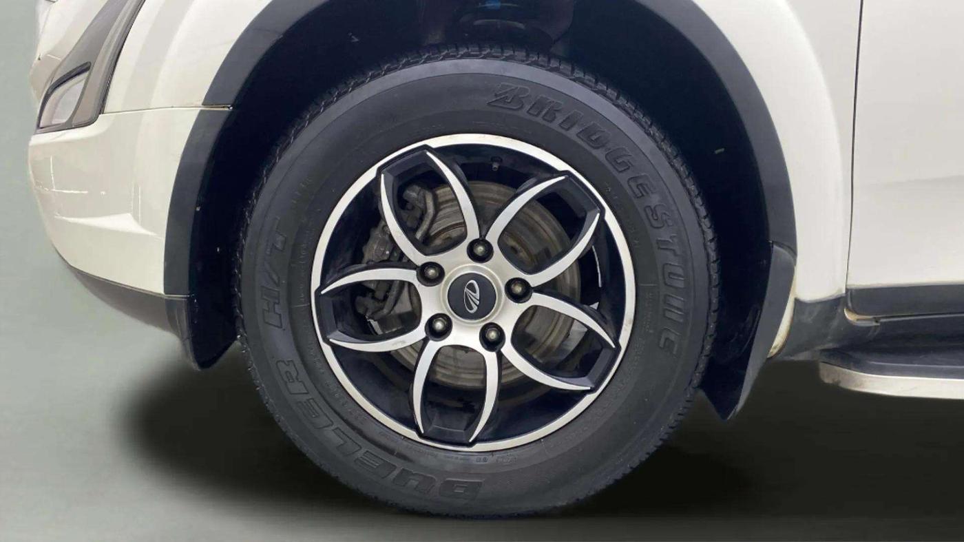 2019 Mahindra XUV500 W7 AT, Diesel, Automatic, 34,560 km, Left Front Wheel