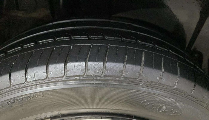 2016 Maruti Ertiga VXI CNG, CNG, Manual, 70,017 km, Right Rear Tyre Tread