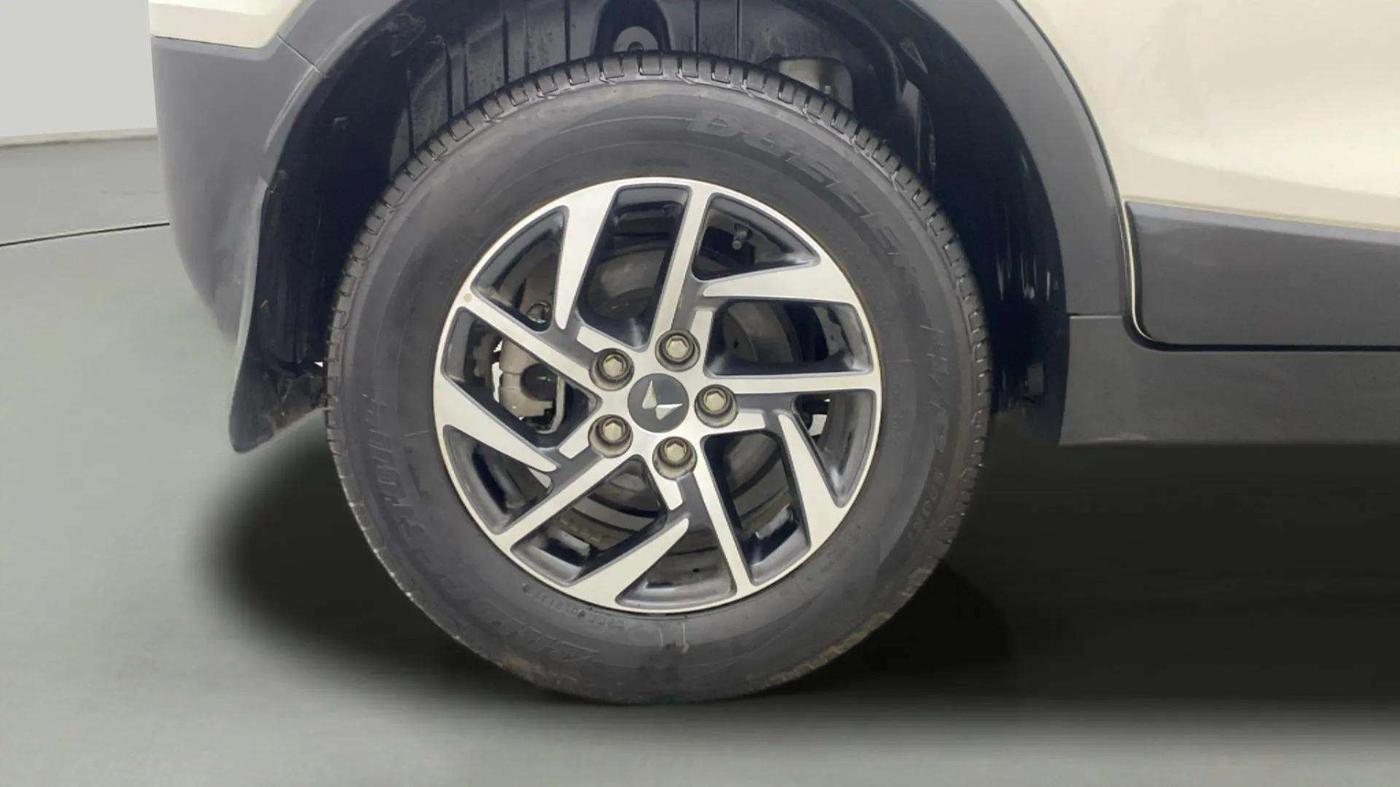 2023 Mahindra XUV300 W8 (O) 1.2 PETROL, Petrol, Manual, 9,856 km, Right Rear Wheel