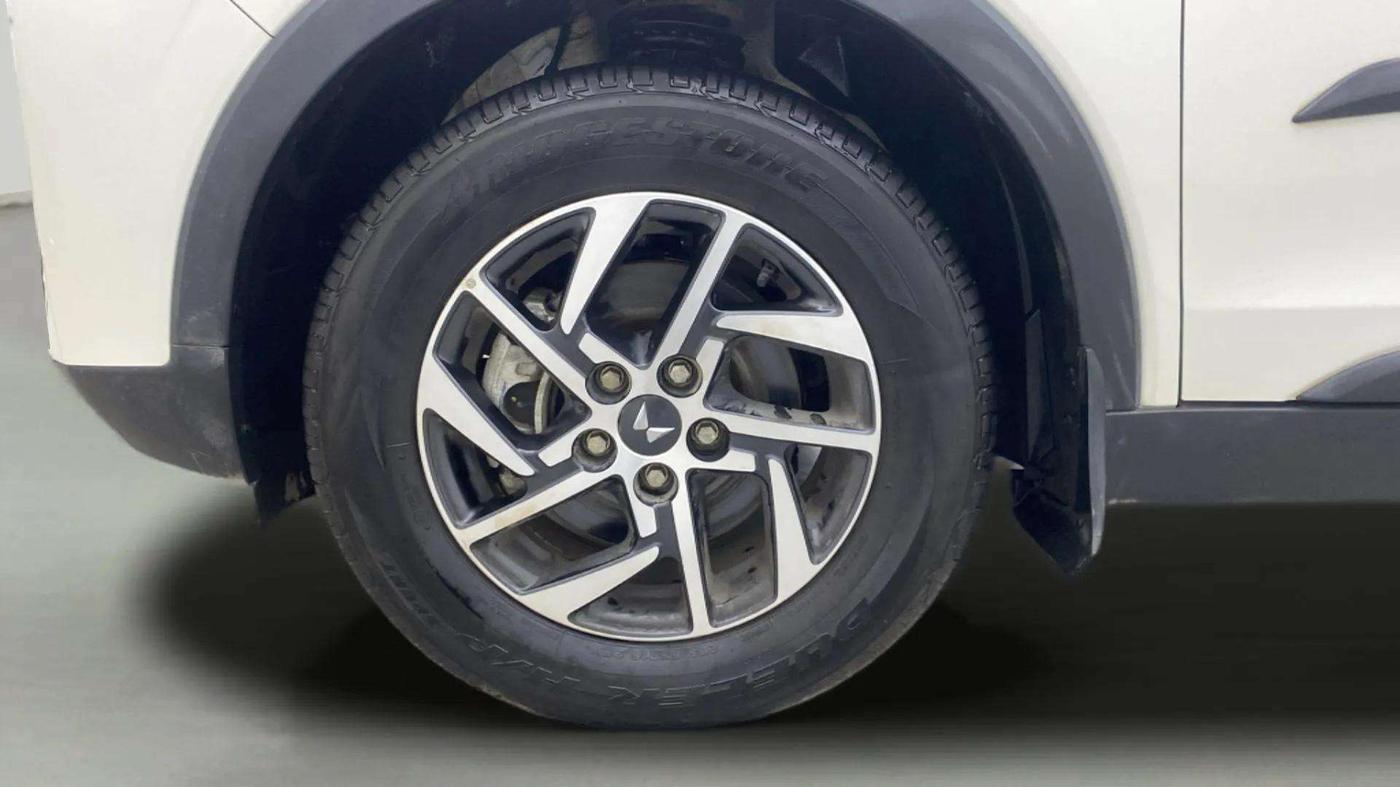 2023 Mahindra XUV300 W8 (O) 1.2 PETROL, Petrol, Manual, 9,856 km, Left Front Wheel