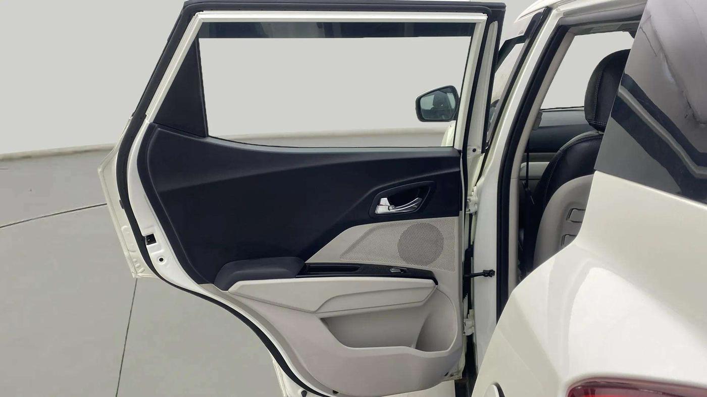 2023 Mahindra XUV300 W8 (O) 1.2 PETROL, Petrol, Manual, 9,856 km, LHS Rear Door