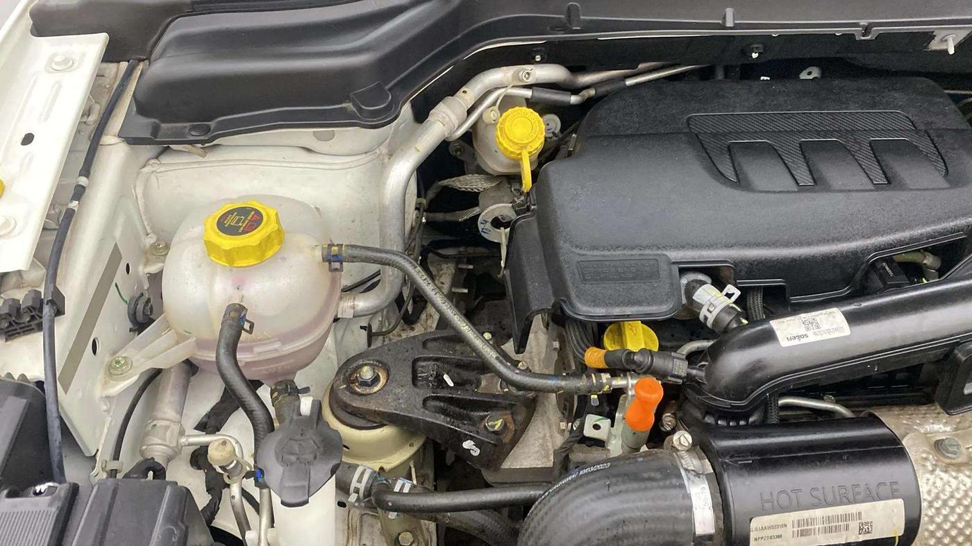 2023 Mahindra XUV300 W8 (O) 1.2 PETROL, Petrol, Manual, 9,856 km, Engine View - Right