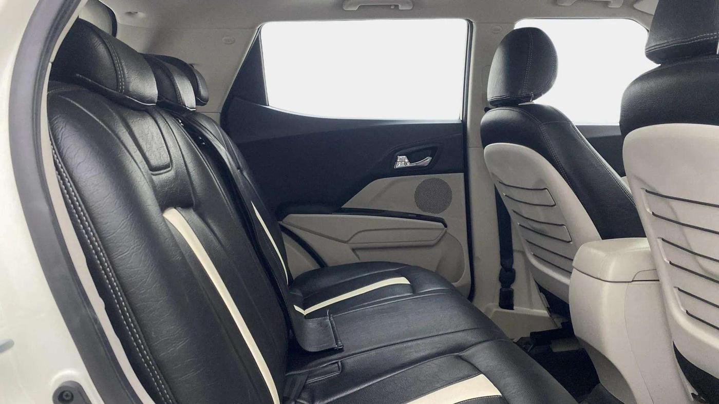 2023 Mahindra XUV300 W8 (O) 1.2 PETROL, Petrol, Manual, 9,856 km, Right Side Rear Door Cabin