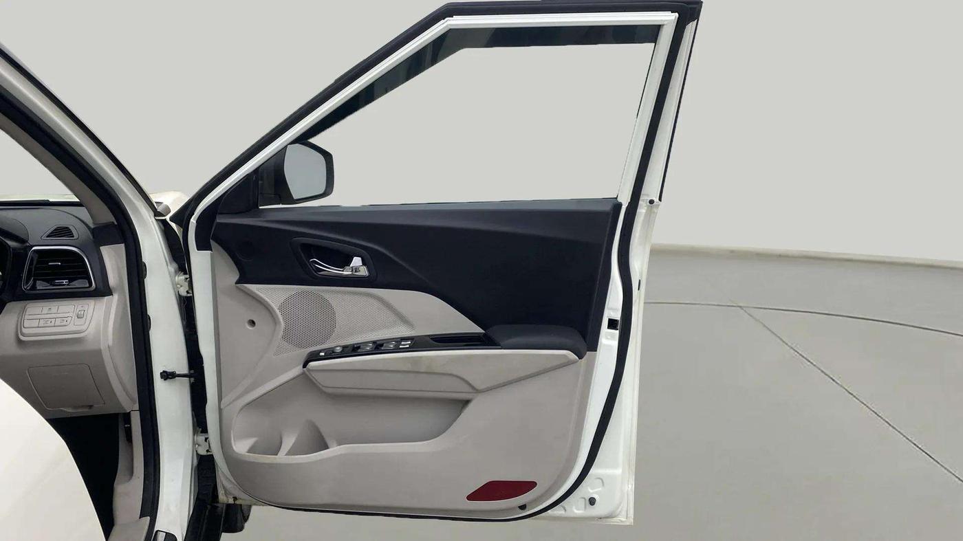 2023 Mahindra XUV300 W8 (O) 1.2 PETROL, Petrol, Manual, 9,856 km, RHS Front Door