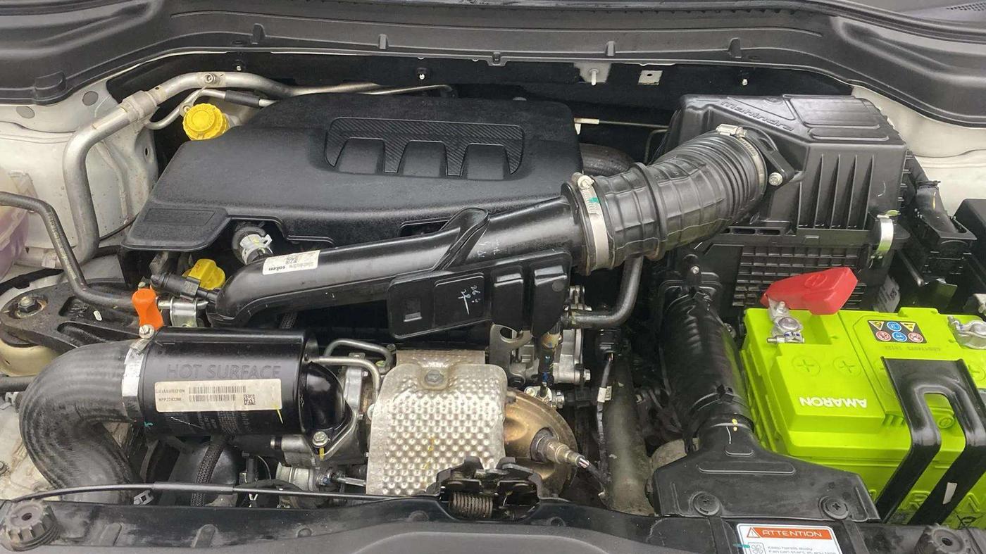 2023 Mahindra XUV300 W8 (O) 1.2 PETROL, Petrol, Manual, 9,856 km, Engine View