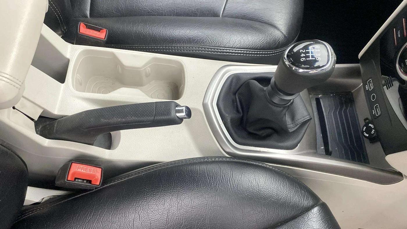 2023 Mahindra XUV300 W8 (O) 1.2 PETROL, Petrol, Manual, 9,856 km, Gear Lever
