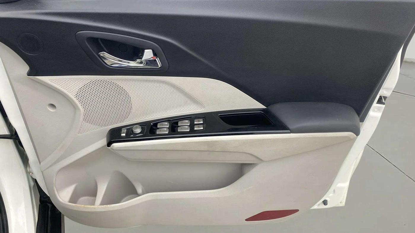 2023 Mahindra XUV300 W8 (O) 1.2 PETROL, Petrol, Manual, 9,856 km, Driver Side Door Panels Control