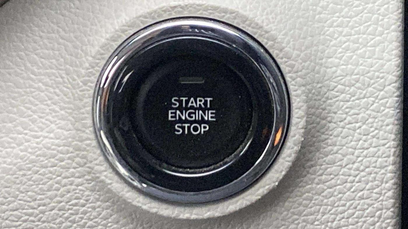 2023 Mahindra XUV300 W8 (O) 1.2 PETROL, Petrol, Manual, 9,856 km, Keyless Start/ Stop Button