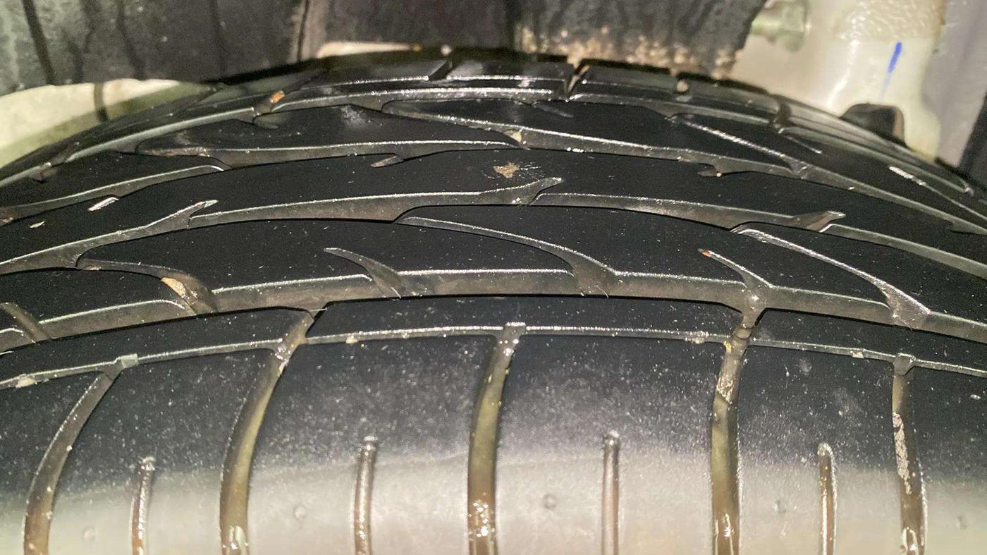 2023 Mahindra XUV300 W8 (O) 1.2 PETROL, Petrol, Manual, 9,856 km, Right Rear Tyre Tread