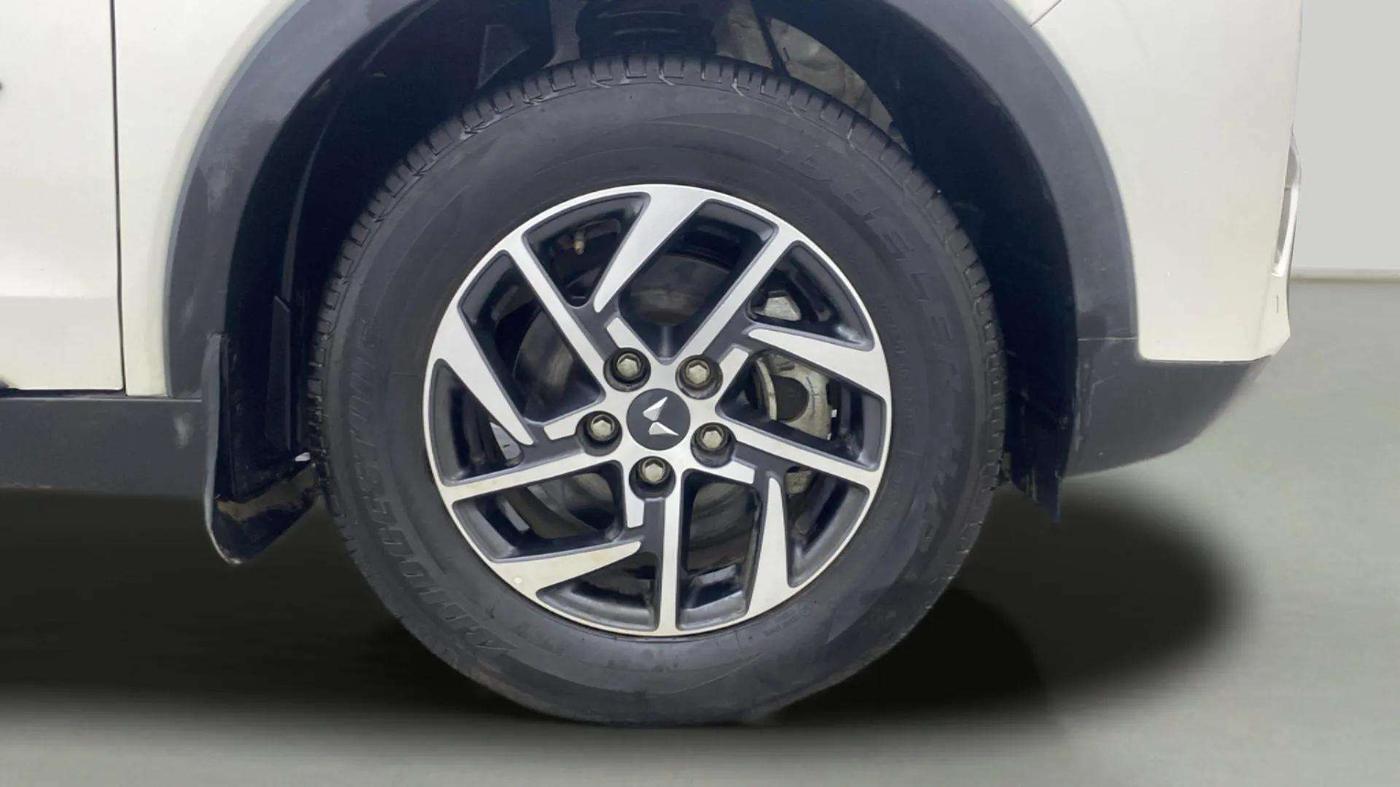 2023 Mahindra XUV300 W8 (O) 1.2 PETROL, Petrol, Manual, 9,856 km, Right Front Wheel