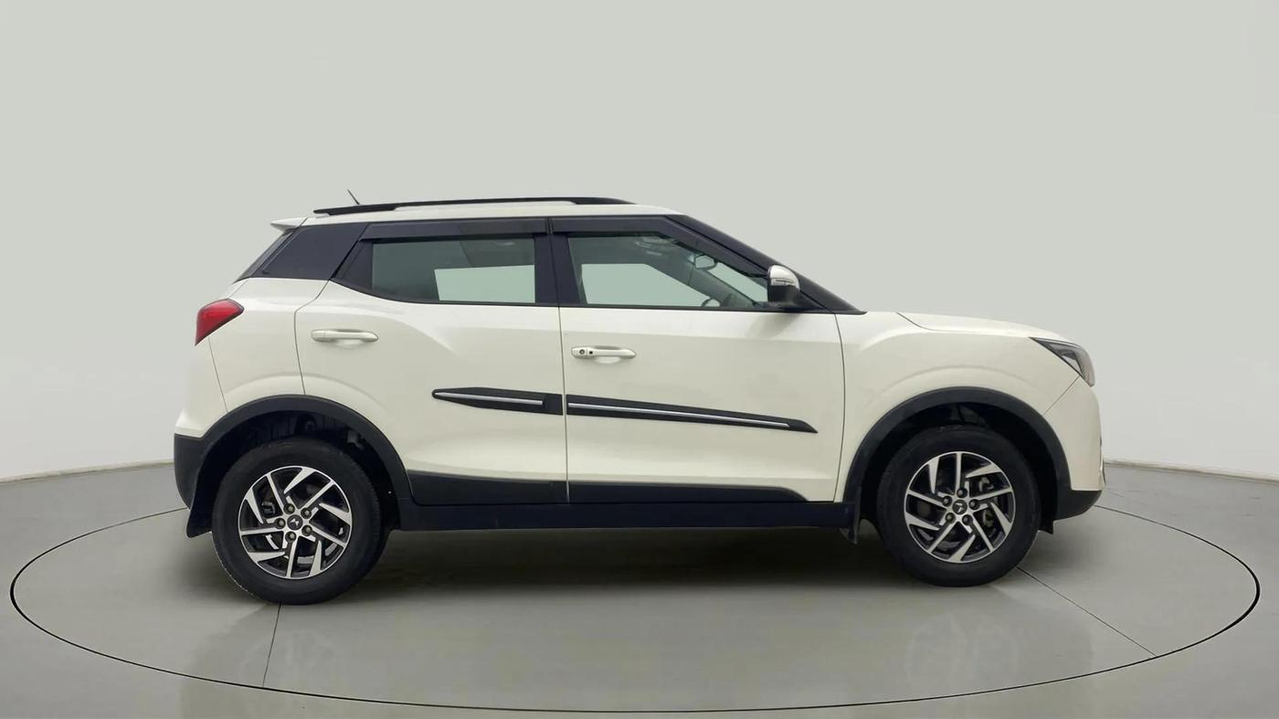 2023 Mahindra XUV300 W8 (O) 1.2 PETROL, Petrol, Manual, 9,856 km, Right Side View