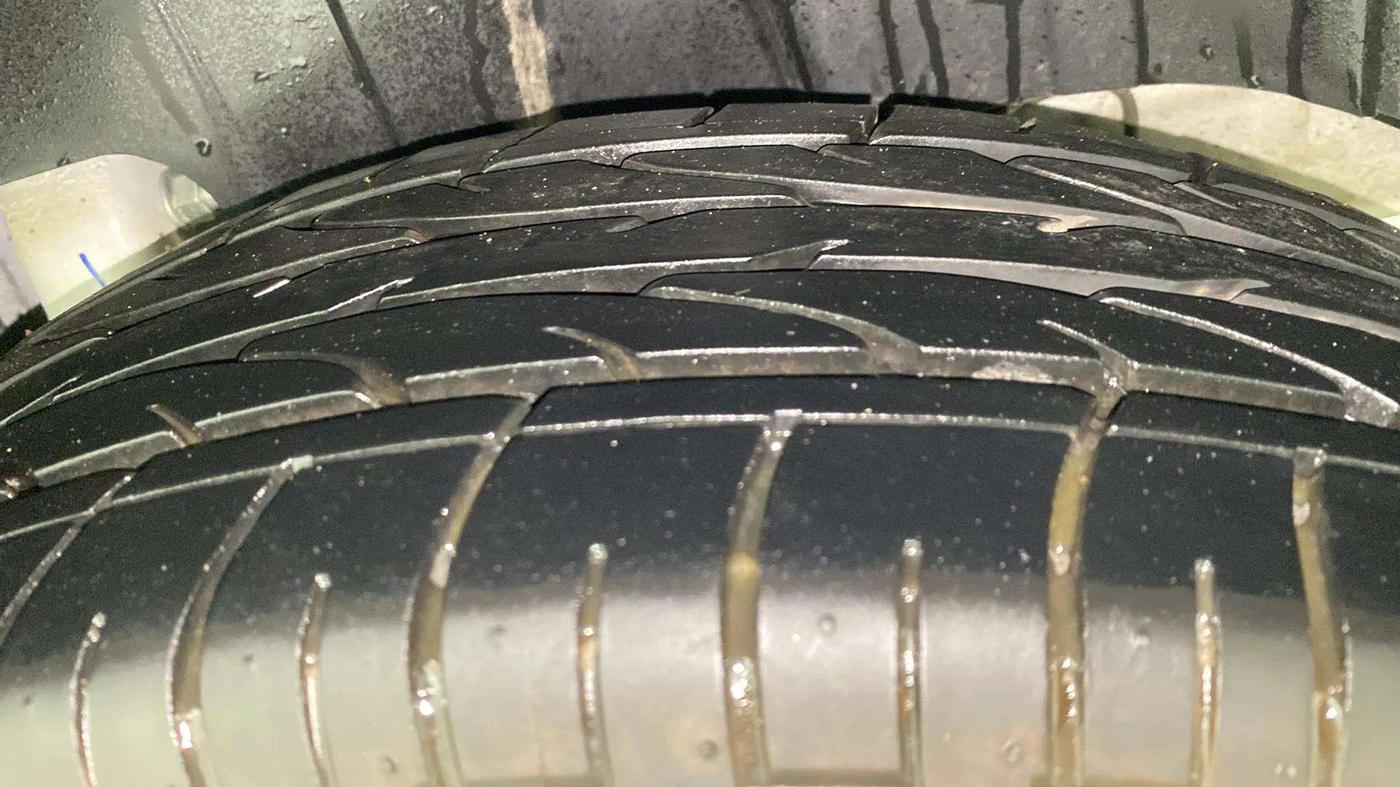2023 Mahindra XUV300 W8 (O) 1.2 PETROL, Petrol, Manual, 9,856 km, Left Rear Tyre Tread