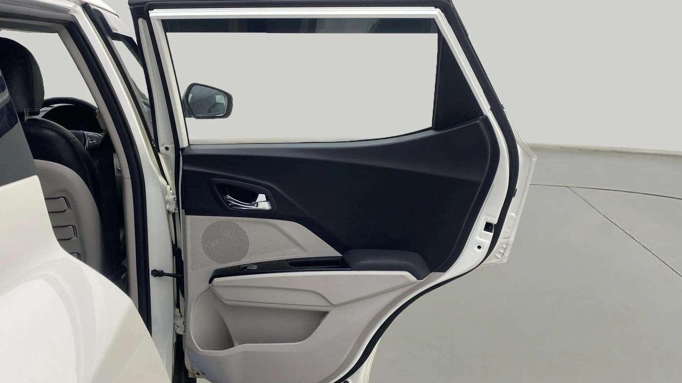 2023 Mahindra XUV300 W8 (O) 1.2 PETROL, Petrol, Manual, 9,856 km, RHS Rear Door