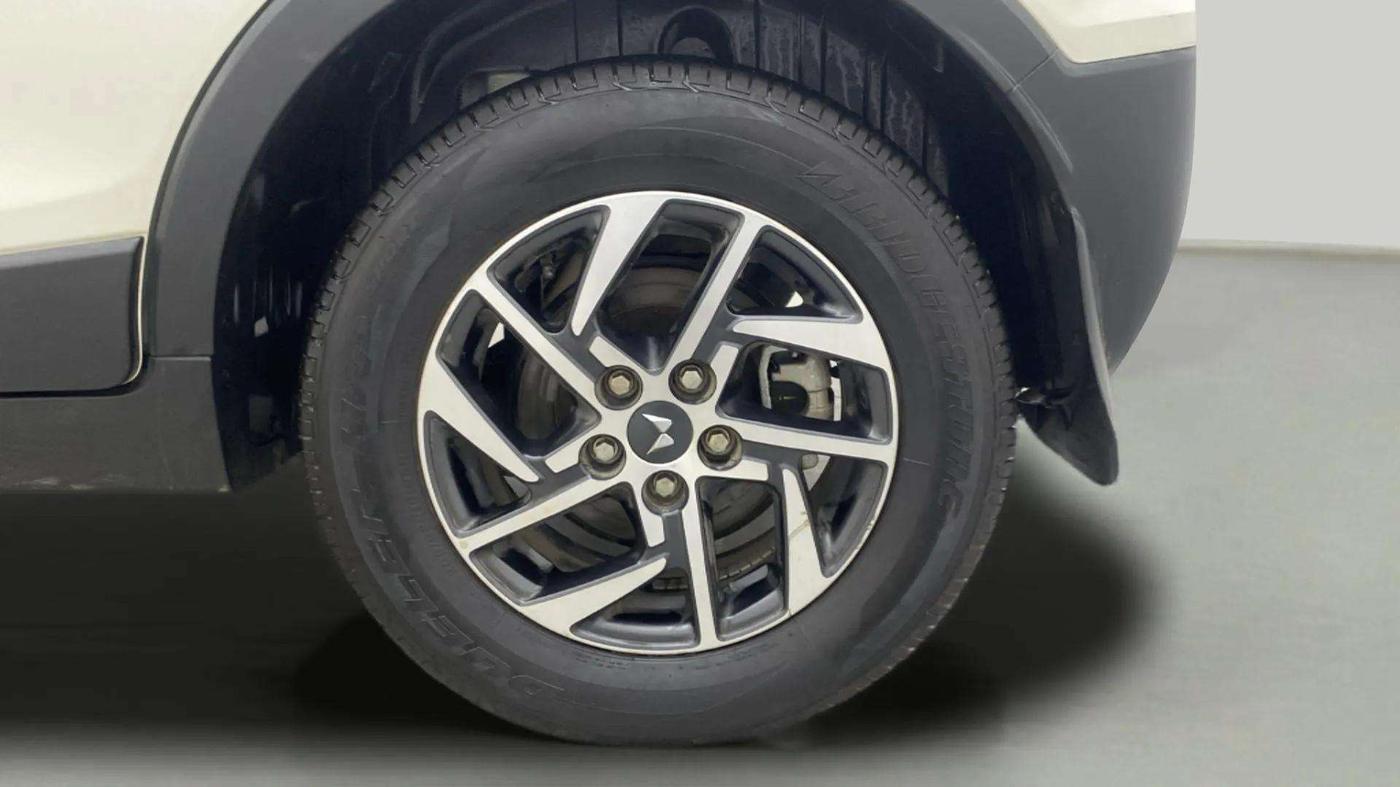 2023 Mahindra XUV300 W8 (O) 1.2 PETROL, Petrol, Manual, 9,856 km, Left Rear Wheel