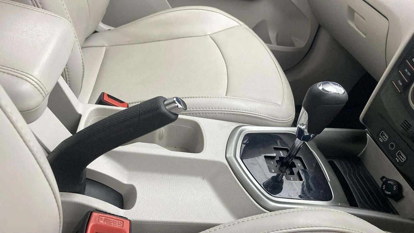 2021 Mahindra XUV300 W8 (O) 1.5 DIESEL AMT, Diesel, Automatic, 39,658 km, Gear Lever