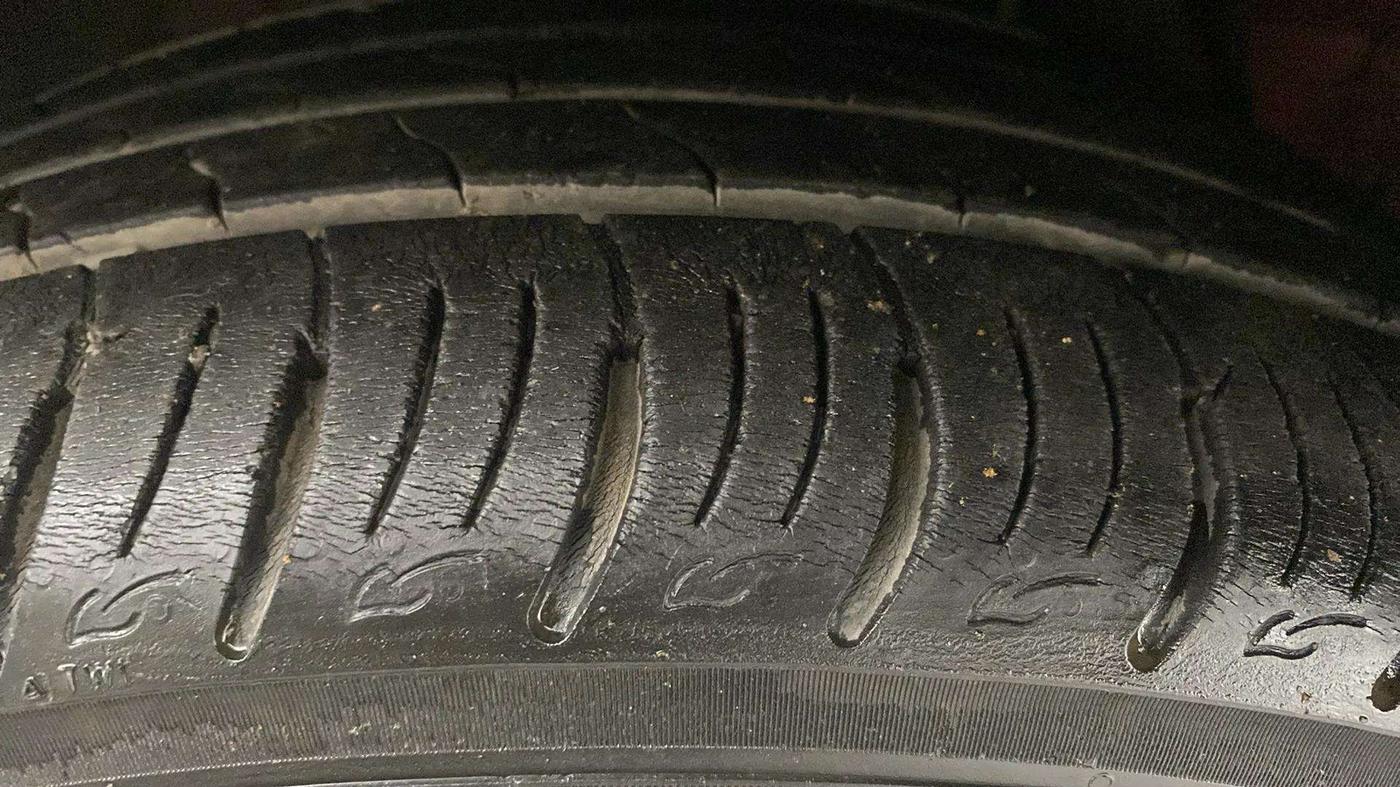 2021 Mahindra XUV300 W8 (O) 1.5 DIESEL AMT, Diesel, Automatic, 39,658 km, Right Front Tyre Tread