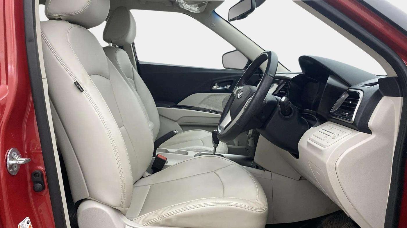2021 Mahindra XUV300 W8 (O) 1.5 DIESEL AMT, Diesel, Automatic, 39,658 km, Right Side Front Door Cabin