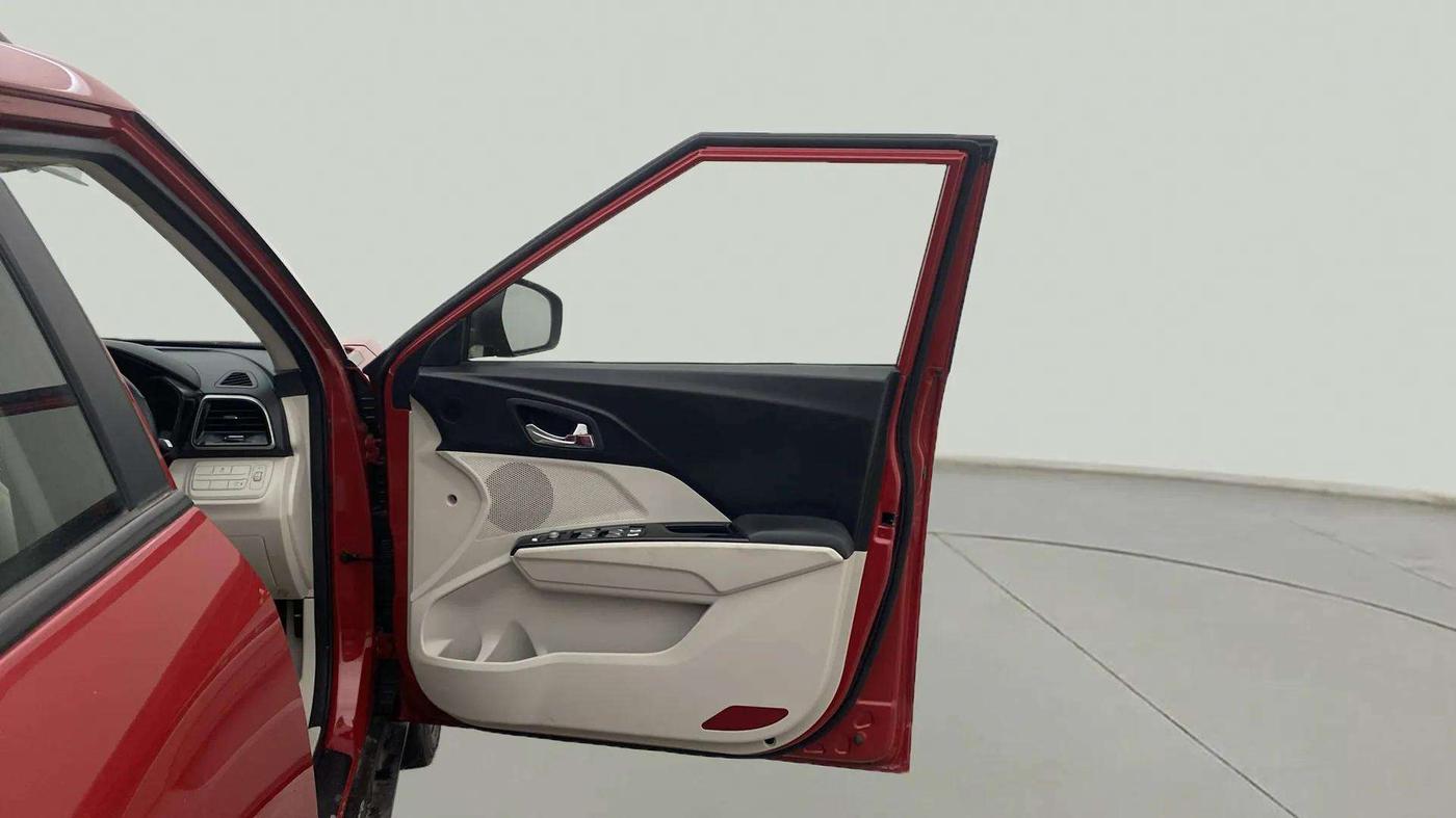 2021 Mahindra XUV300 W8 (O) 1.5 DIESEL AMT, Diesel, Automatic, 39,658 km, RHS Front Door